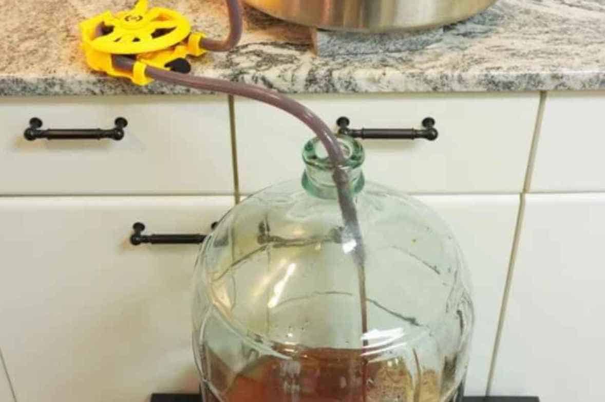 how-to-siHow to Siphon Beer With a Racking Canephon-beer