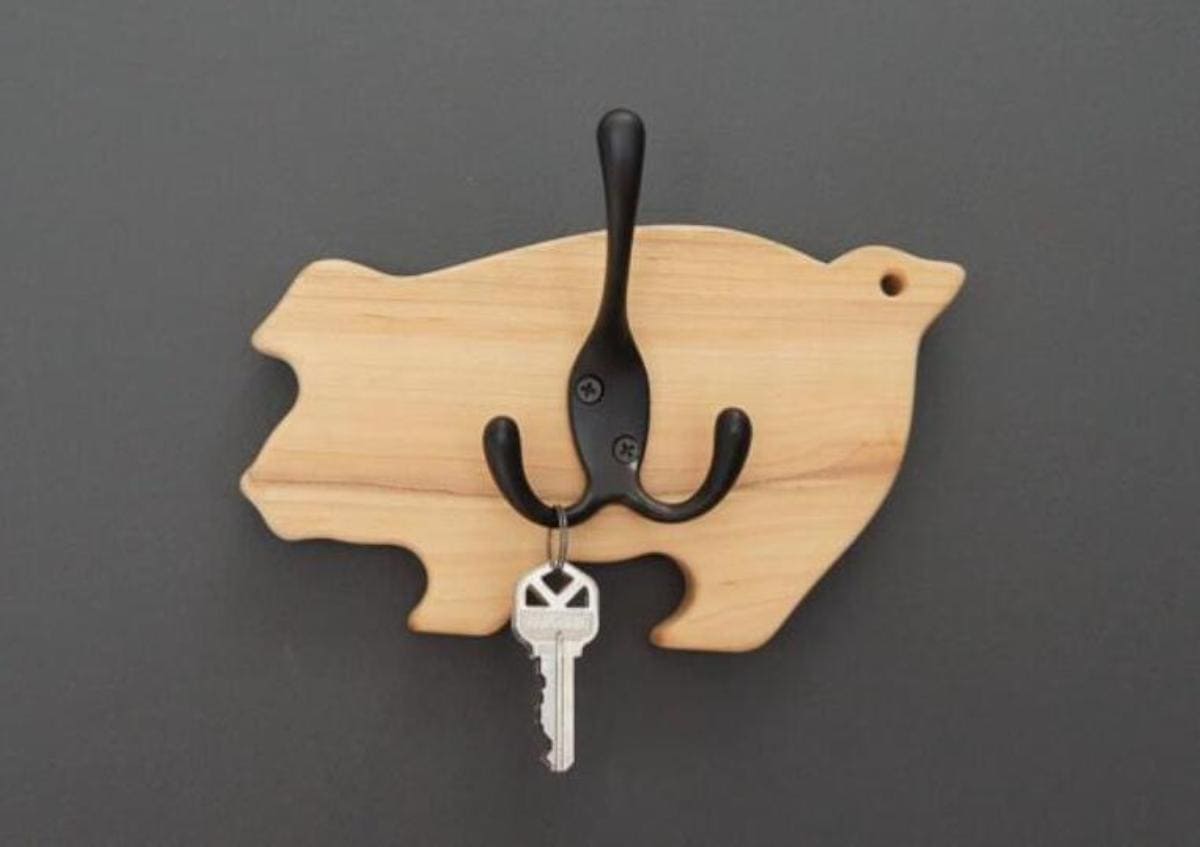 Crafting a Farmhouse-Style Cutting Board Key Holder