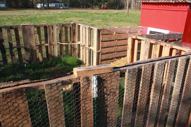 Pallet Fence for Chicken Yard