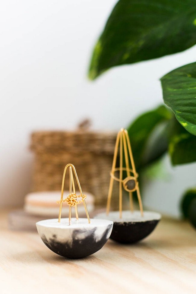 DIY Concrete & Wire Ring Holders: